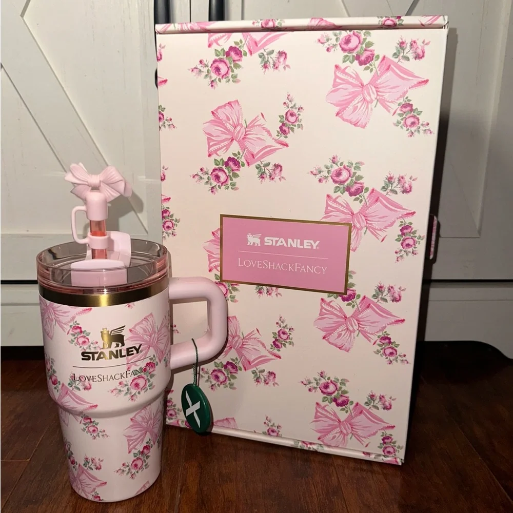 Stanley x Love Shack Fancy Holiday Quencher 20 oz Rosa Beaux Pink - Picture 3 of 11